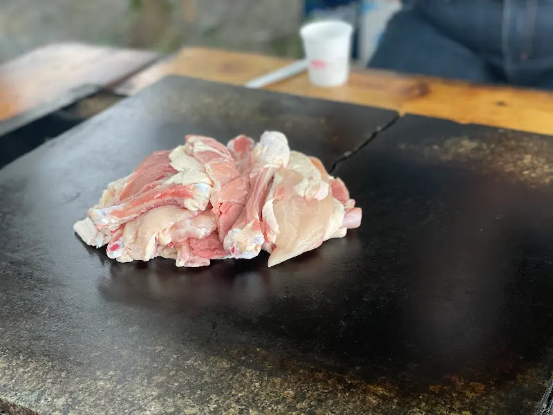 돌판 위에 올려진 닭고기