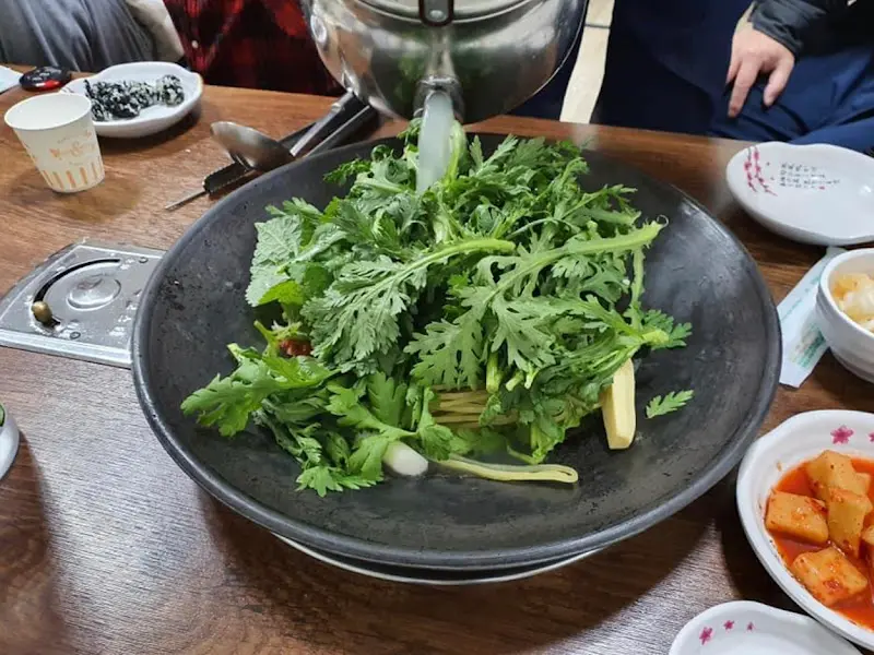 물닭갈비에 쑥갓 추가