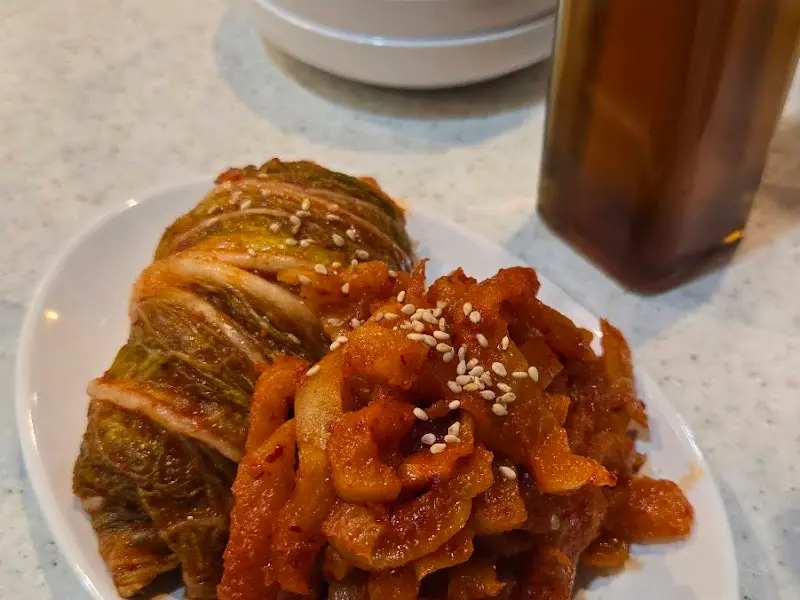 윤기가 흐르는 김치와 낙지볶음