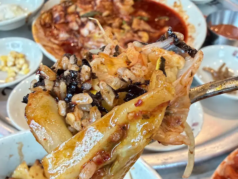 낙지볶음과 밥을 함께 먹는 모습