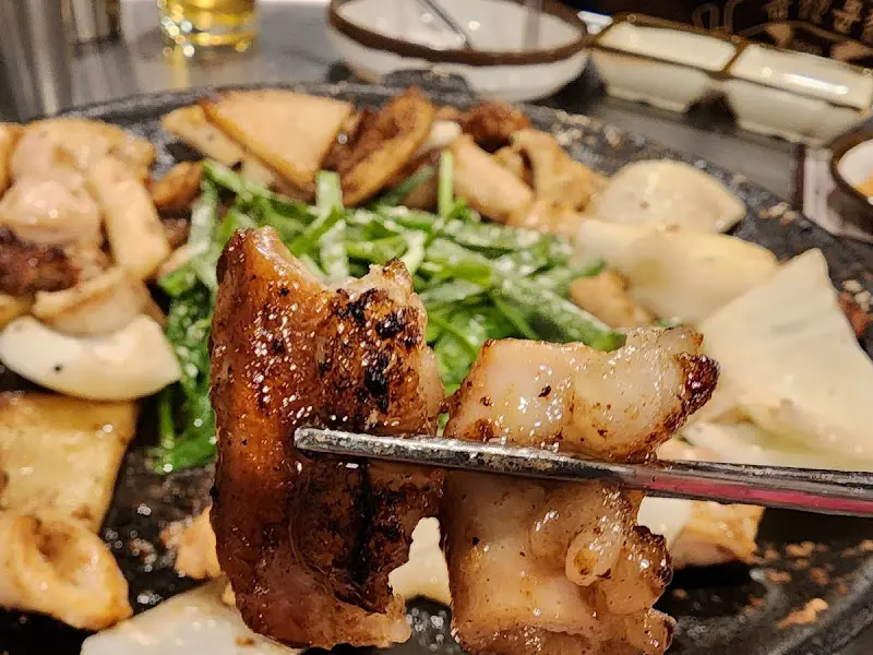 윤기가 좔좔 흐르는 곱창을 젓가락으로 들어올리는 모습