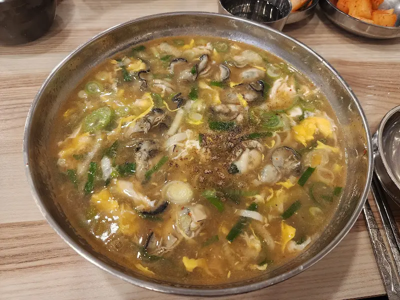 굴이 듬뿍 들어간 굴칼국수