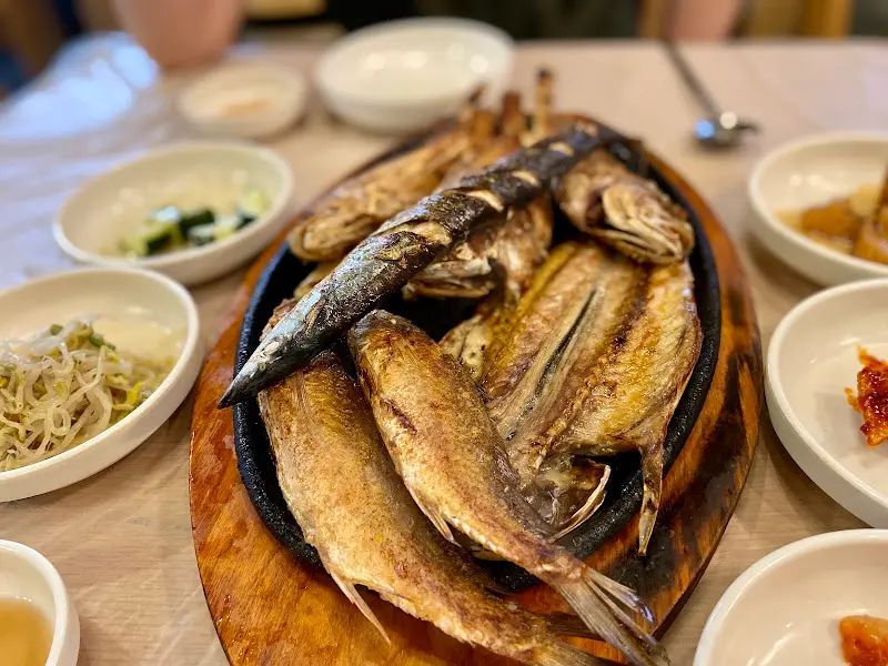 다양한 생선이 구워져 나오는 모듬 생선구이