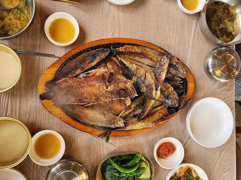 한상 가득 차려진 생선구이