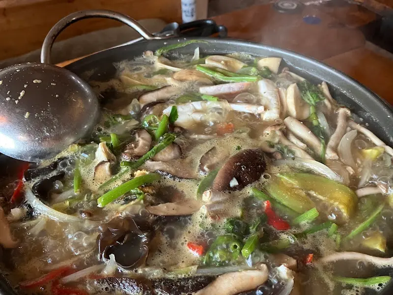 버섯과 해산물이 푸짐하게 들어간 버섯전골