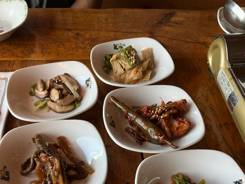 정갈하게 담겨 나온 밑반찬