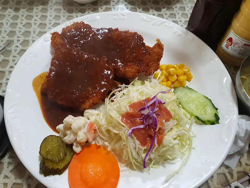 돈까스 한 상 차림