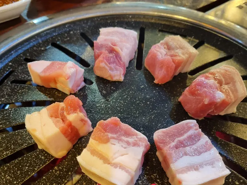 불판 위의 삼겹살