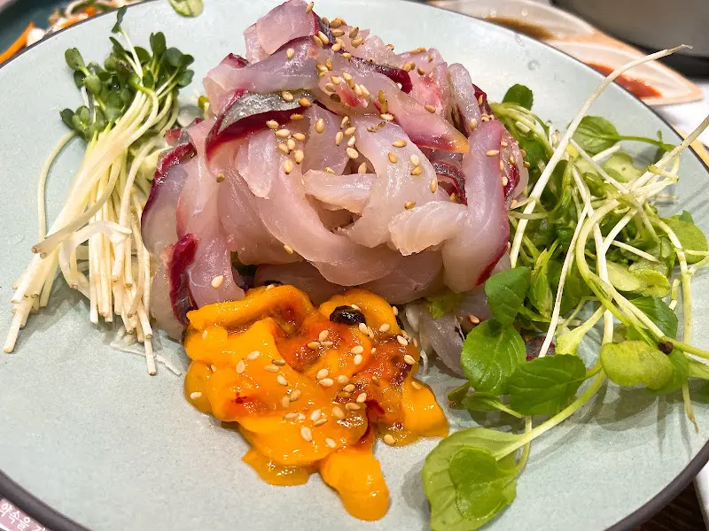 성게와 해삼이 어우러진 해산물 요리