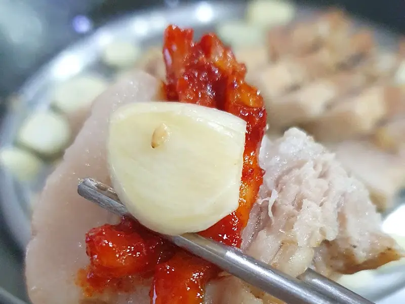 보쌈에 마늘과 고추장을 올려 한입