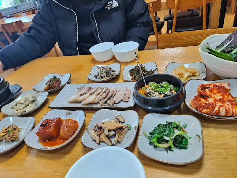 한 상 가득 차려진 음식