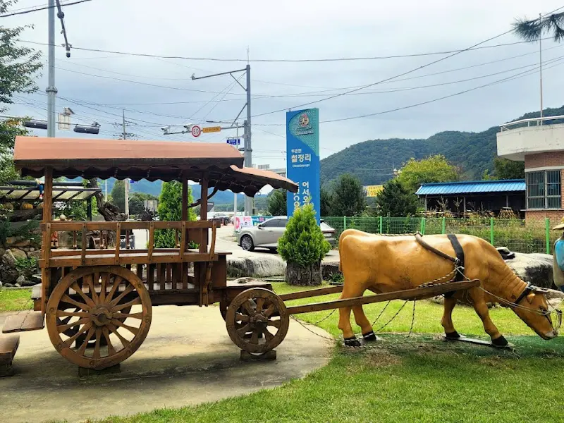 식당 앞에 놓인 소달구지 모형