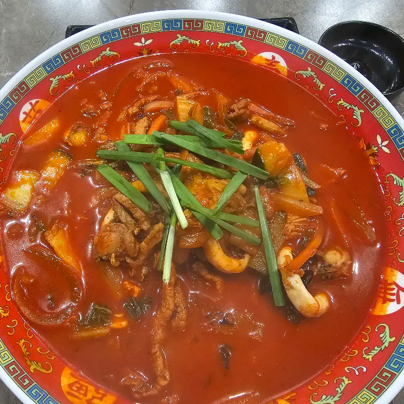 해산물과 돼지고기가 푸짐하게 들어간 짬뽕