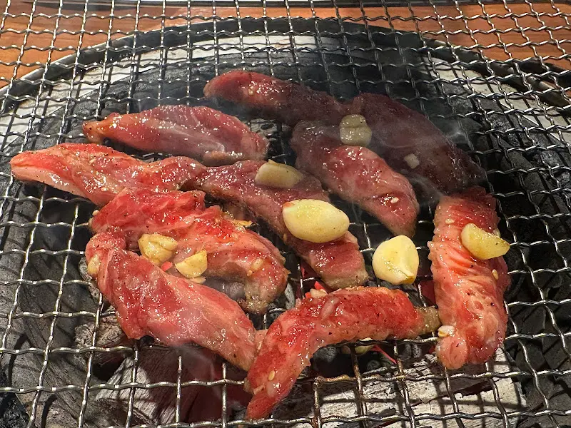 숯불 위에서 익어가는 마늘 갈비