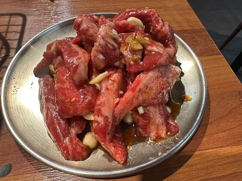 마늘 양념이 듬뿍 올려진 마늘 갈비