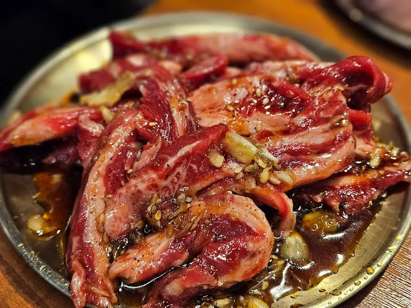 마늘 양념에 버무려진 갈비