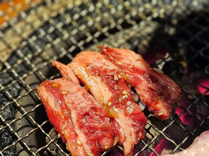 숯불 위에서 맛있게 익어가는 갈비