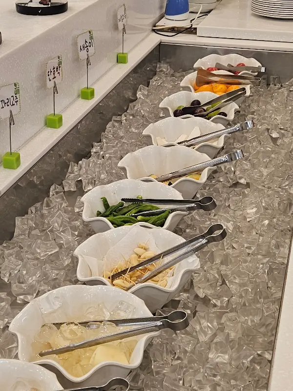 깔끔하게 정돈된 샐러드바