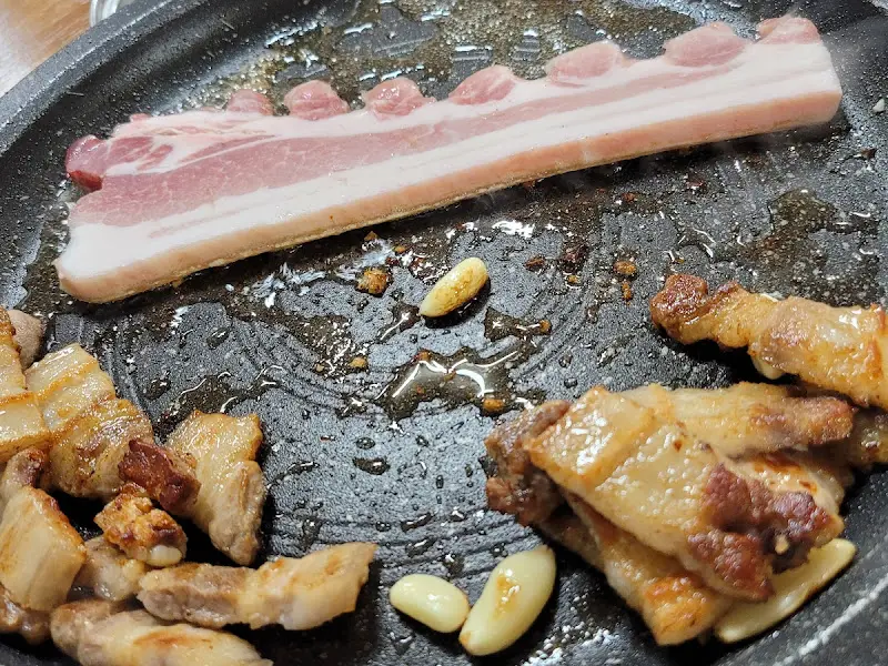 노릇노릇하게 구워진 삼겹살