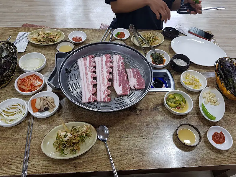 푸짐한 밑반찬과 삼겹살 한 상 차림