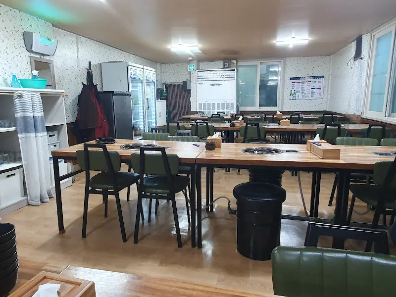 넓고 깔끔한 식당 내부