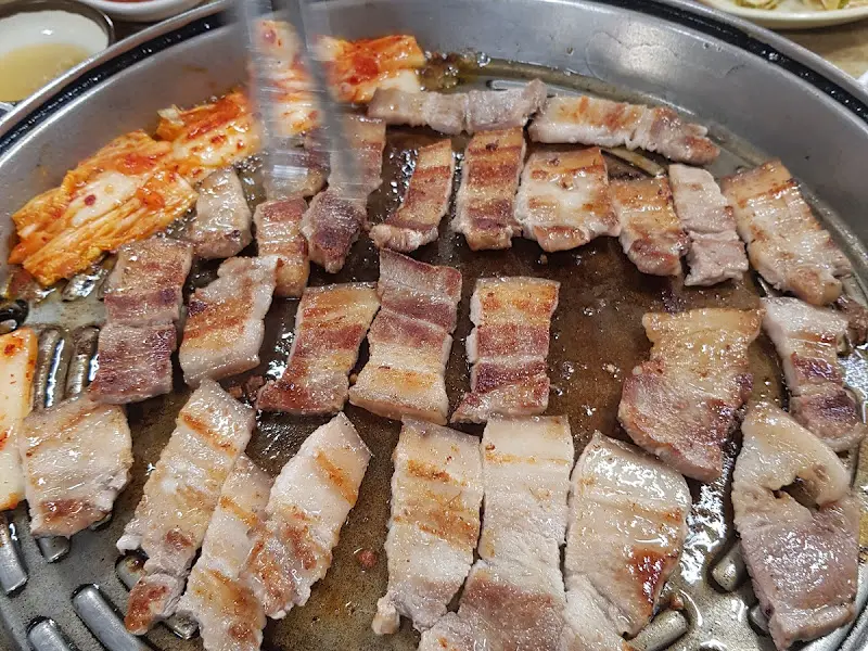 맛있게 구워진 삼겹살