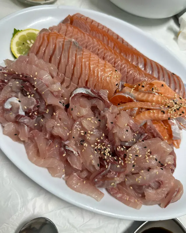 신선한 송어회와 향어회