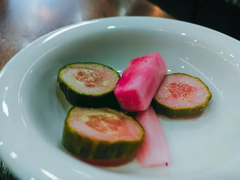 오이 피클과 핑크빛 무