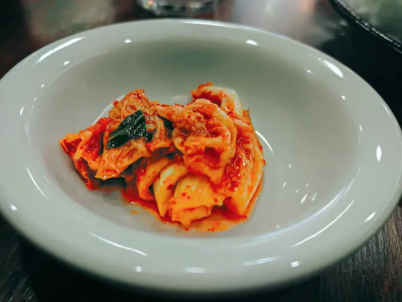 잘 익은 김치 한 접시