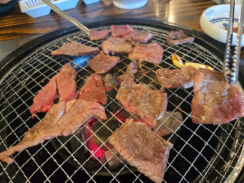 숯불 위에서 맛있게 구워지는 양념갈비