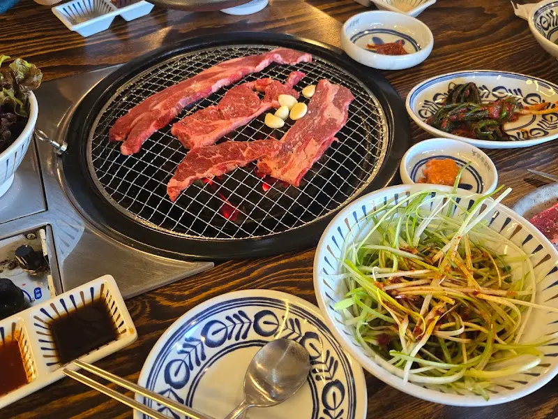 다양한 밑반찬과 함께 구워먹는 소갈비