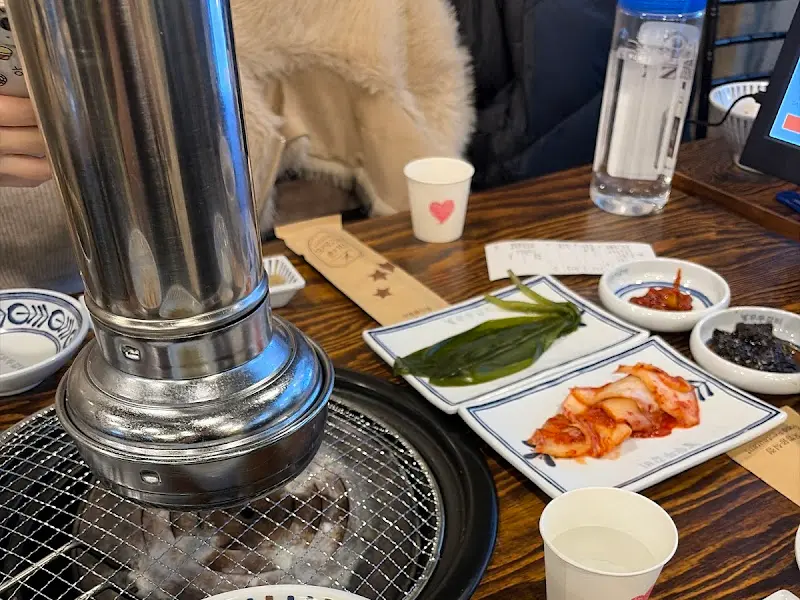 깔끔하게 차려진 테이블 세팅