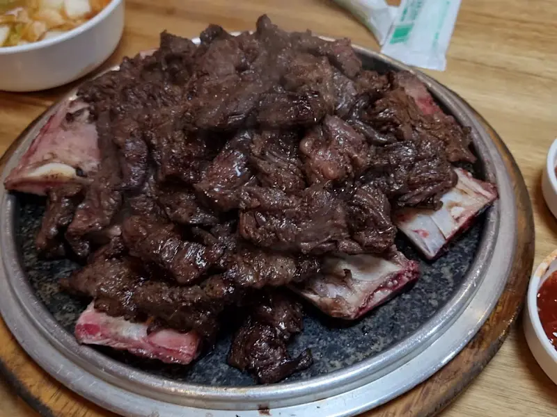 갈비 위에 뼈가 가지런히 놓여있다