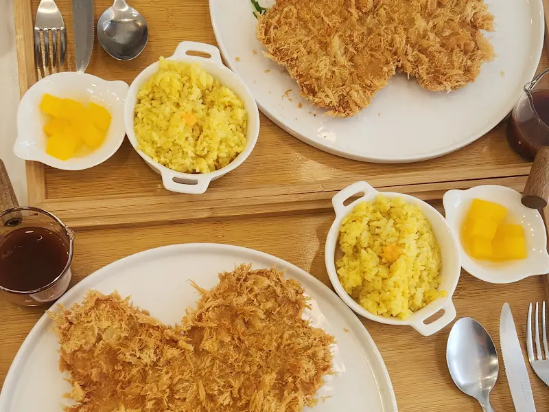 정갈하게 차려진 돈가스 한 상