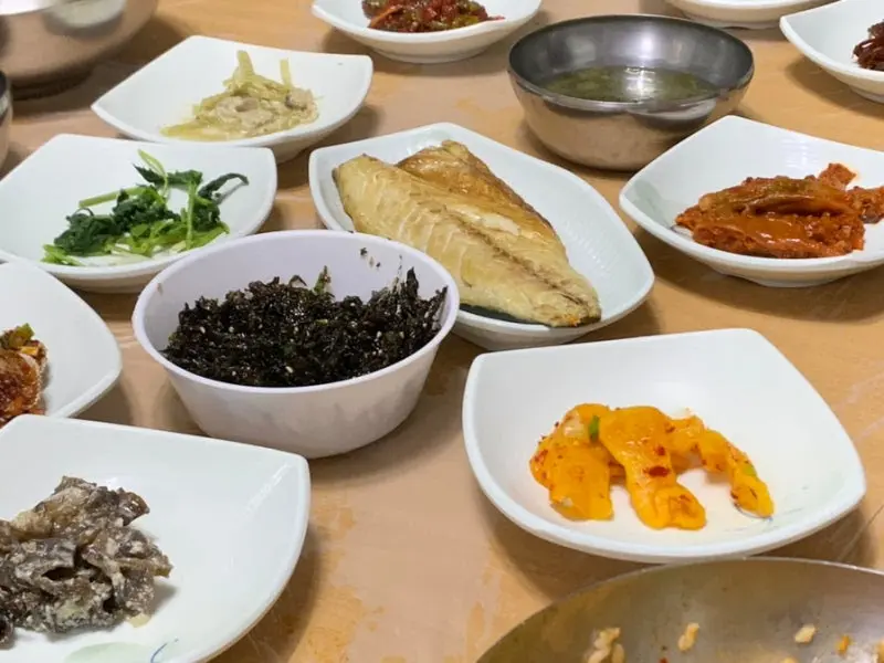 다양한 밑반찬이 정갈하게 담겨 있는 모습