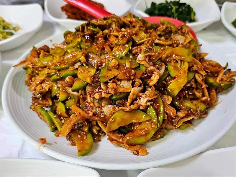 접시 가득 담긴 바지락회무침