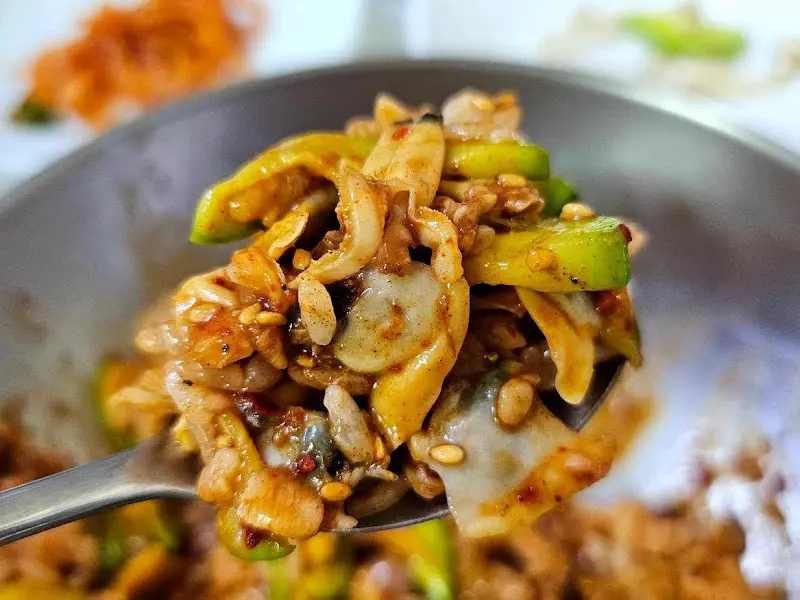 바지락회무침을 숟가락으로 뜬 모습