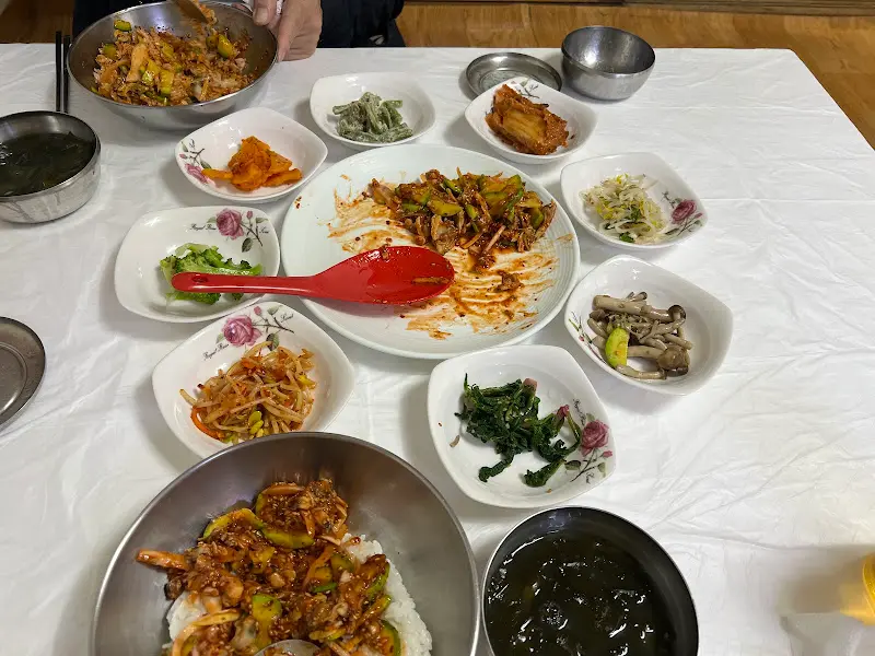 푸짐하게 차려진 바지락회무침 한상차림