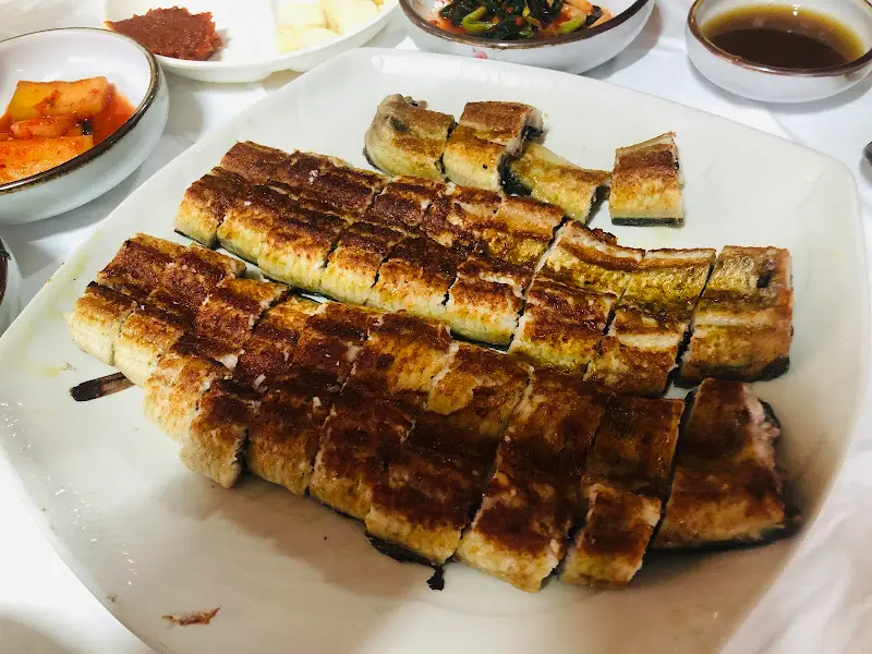 윤기가 흐르는 장어구이