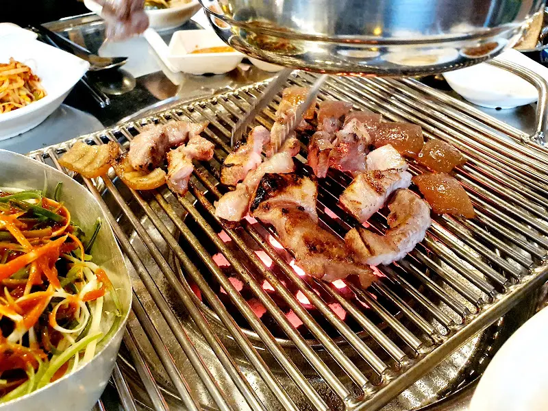 연탄불에 구워지는 고기