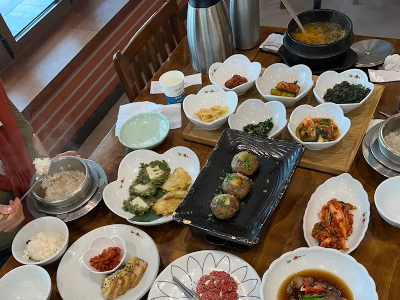 반찬 가득한 식탁