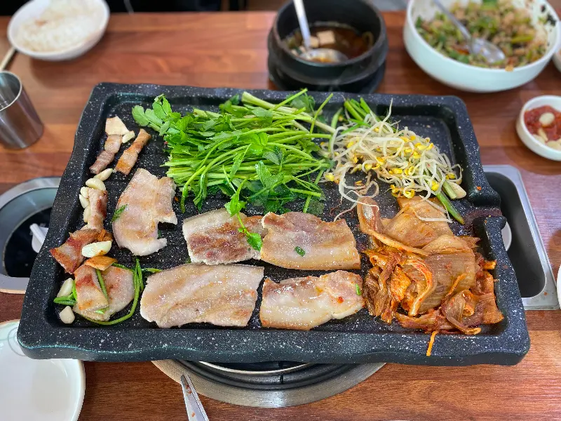 미나리 삼겹살 한 상 차림