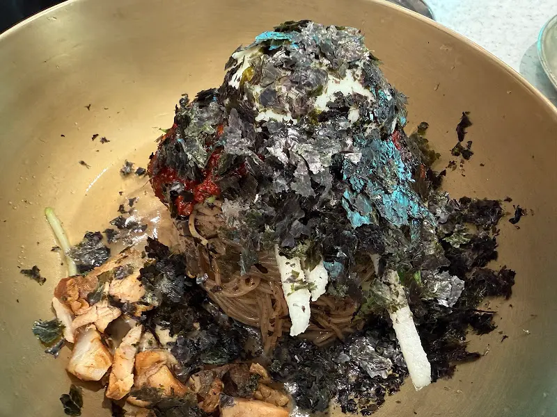 푸짐한 비빔막국수