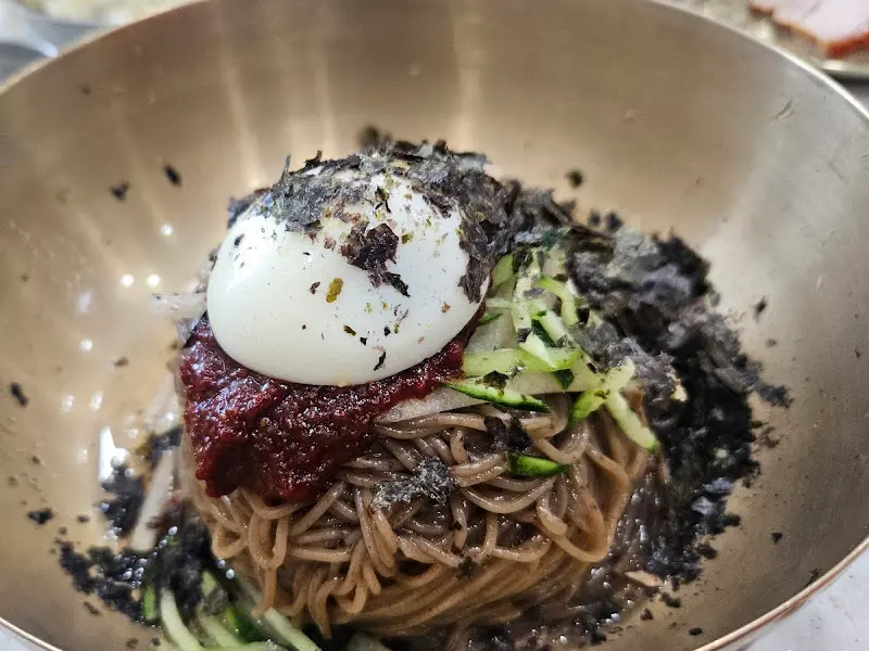 홍원 막국수 내부