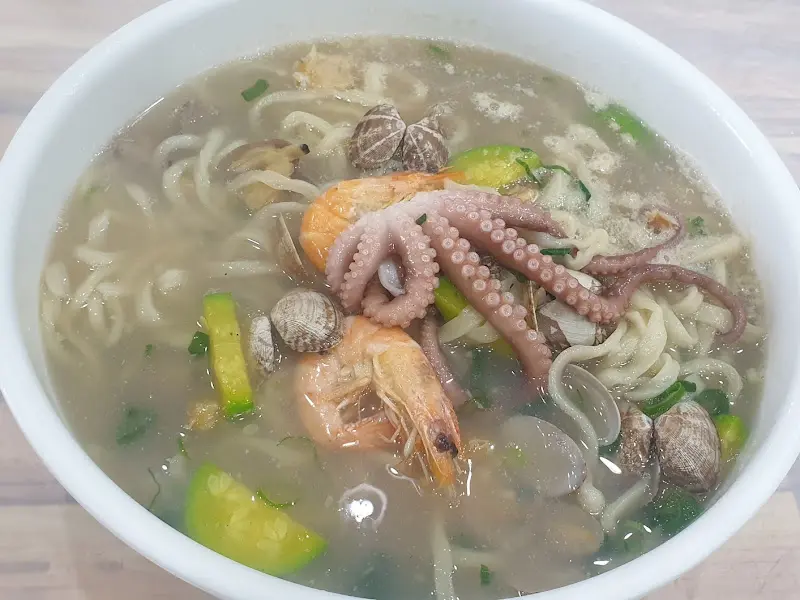 푸짐한 낙지 칼국수