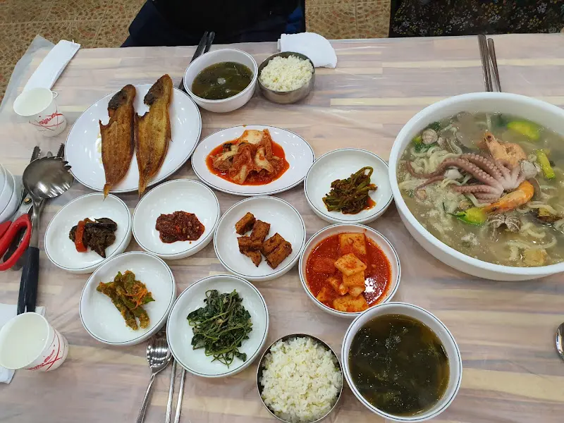 박대백반과 낙지칼국수 한상차림
