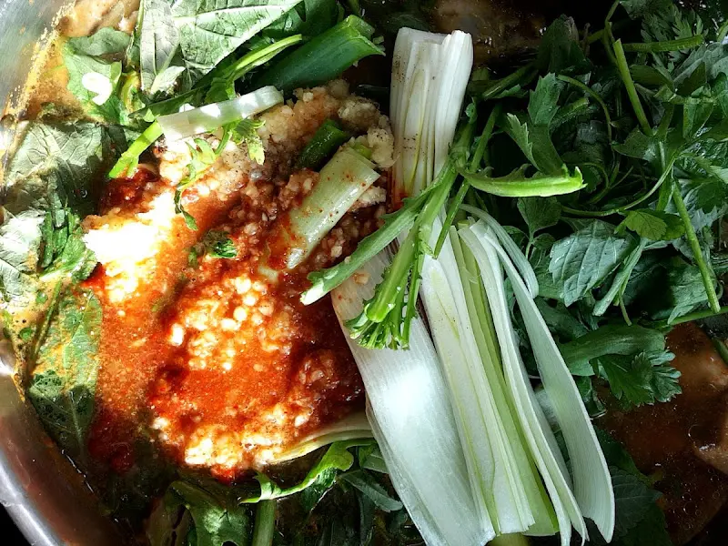 채소가 듬뿍 들어간 메기 매운탕