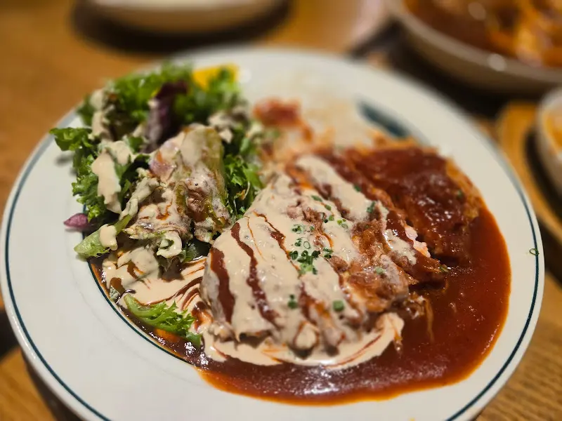 돈까스와 샐러드의 조화