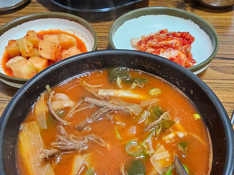 파와 고기가 푸짐하게 들어간 육개장 한 상 차림