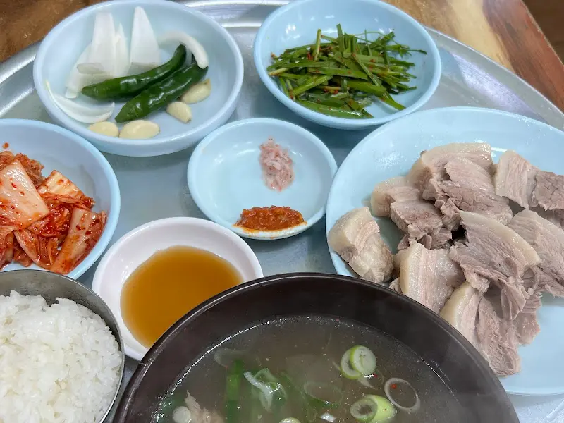 푸짐한 수육백반 한 상 차림